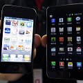 I&scaron;manieji telefonai &bdquo;iPhone 4&ldquo; (kairėje) ir &bdquo;Galaxy S2&ldquo;. 