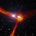 Dėl kvazaro &scaron;viesos astronomai galėjo tiesiogiai stebėti, kaip nuo Žemės nutolusi galaktika siurbia aplinkines dujas - iliustracijoje &scaron;is procesas pavaizduotas dailininko rankomis