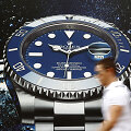 &Scaron;veicari&scaron;kų laikrodžių &bdquo;Rolex&ldquo; reklama Ciuricho gatvėje