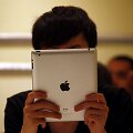 Žmogus laiko plan&scaron;etinį kompiuterį &bdquo;iPad&ldquo;.
