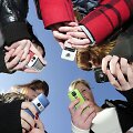 Jaunimas naudojasi mobiliaisiais telefonais