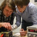 &bdquo;LituanicaSAT-1&ldquo; iniciatoriai Vytenis Buzas ir Laurynas Mačiulis apžiūri palydovą