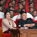 &Scaron;iaurės Korėjos lyderis Kim Jong Unas su žmona Ri Sol Ju Maranbong Band koncerte