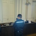 &Scaron;e&scaron;is suimtuosius į posėdį atvežė ir jo metu saugojo net 17 konvojaus pareigūnų. Kaltinamieji slėpė veidus ir neigė kaltę.