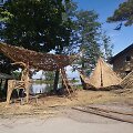 Juodkrantėje antrą savaitę keturi menininkai kuria nendrines skulptūras, kurios visą vasarą puo&scaron; Gintaro įlanką.