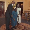 Baltuosiuose rūmuose apsilankiusi 106 metų senolė pa&scaron;oko su Baracku Obama