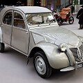 Citro&euml;n 2CV ilgą laiką ne&scaron;iojo banguotą kapotą &ndash; tokia forma suteikė standumo
