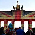 Berlyno Brandenburgo vartai nu&scaron;vito Didžiosios Britanijos vėliavos spalvomis
