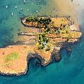 Britų pora už 1,5 mln. eurų parduoda privačią salą su savo namais.