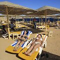 Turistės megaujasi poilsiu prie Raudonosios jūros.