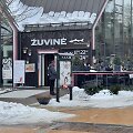 Prie Palangos &bdquo;Žuvinės&ldquo; valgančius žmones užfiksavę praeiviai suabejojo, ar nėra pažeidžiami karantino ribojimai.