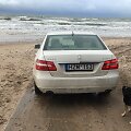 Automobilis &bdquo;Mercedes Benz&ldquo; atvažiavo iki pat jūros Užkanavės g. dviračių taku 