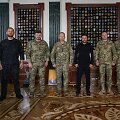 Jevhenijus Chmara, Andrijus Hnatovas, Oleksandras Syrskis, Volodymyras Zelenskis, Mychaila Drapatas, Ihoris Skybiukas, (...)