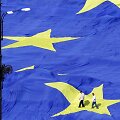 Didžiulė Europos Sąjungos vėliava prie Rumunijos parlamento 