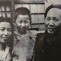 Mao Zedongas su ketvirtąja žmona Jiang Qing ir jųdviejų dukra Li Na