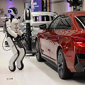 BMW gamykloje Vokietijoje i&scaron;bandys humanoidinius robotus 