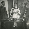 Pirmojo Tauro apygardos &scaron;tabo pareigūnų priesaika. Skardupių klebonija (Marijampolės vlsč.), 1945 m. liepos 19 d. I&scaron; kairės stovi: Jonas Pileckis-Brokas, apygardos vadas Leonas Taunys-Kovas, apygardos kapelionas Antanas Ylius-Vilkas, Albinas Ratkelis-Oželis ir Vytauto rinktinės vadas Vytautas (Vital