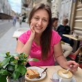Virginija mėgaujasi &bdquo;Napoleono&ldquo; tortu ir kava Vilniuje