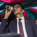 Madagaskaro prezidentas Andry's Rajoelina žurnalistams demonstruoja geriantis tariamą vaistą nuo COVID-19 &bdquo;Covid Organics&ldquo; 