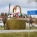 &Scaron;ilutės rajone, Saugų kaime, prie pagrindinio kelio stovinti milžini&scaron;ka pintinė atkreipia dėmesį.