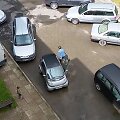 Įvykio vietoje: prie&scaron; antrąją avariją moteris i&scaron;lipo pasižiūrėti, kaip jai reikės i&scaron;vairuoti.