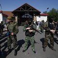 Ginkluoti separatistai prie Rinato Achmetovo namo Donecke