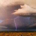 Drąsi fotosesija greta besiartinančio tornado Kanzase