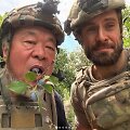Kinijos menininkas Ai Weiwei ir Ukrainos gynybos pajėgose tarnaujantis Rusijos aktyvistas bei leidėjas Piotras Verzilovas