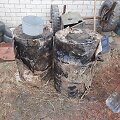 Kretingos rajone, Salantuose, vienoje sodyboje aptiktos po žeme įkastos statinės su, kaip įtariama dyzelinu. Sodyboje rasta ir stiklinių butelių su neai&scaron;kia medžiaga