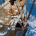 Edwardas G.Gibsonas atvirame kosmose greta kosminės stoties &bdquo;Skylab&ldquo;