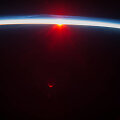 &Scaron;ioje NASA nuotraukoje užfiksuotas saulėlydis vir&scaron; Aleutų salų ir regima tankioji atmosferos sluoksnio dalis