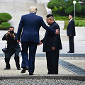 Trečią kartą susitiko Donaldas Trumpas ir Kim Jong Unas