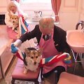 Motinos dienos proga sukurtoje reklamoje nusifilmavo britų karali&scaron;kosios &scaron;eimos narių antrininkai