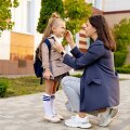 Mama palydi dukrytę į mokyklą