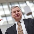 J.Žmuidzino tėvas namuose visuomet liepdavo kalbėti tik lietuvi&scaron;kai: &bdquo;Kai mes pradėdavome kalbėti angli&scaron;kai, jis pakeldavo ranką, pir&scaron;tais rodydamas L raidę, ir sakydavo: &bdquo;Lietuvi&scaron;kai!&ldquo;