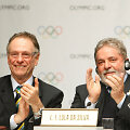 Nuteistieji Carlosas Nuzmanas (kairėje) ir Sergio Cabralis (de&scaron;inėje) kartu su Brazilijos prezidentu Luiz Inacio Lula da Silva 2009 metais.