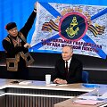 Vladimiras Putinas ir Ramiojo vandenyno laivyno 155-osios jūrų pėstininkų brigados vėliava / AFP
