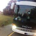 Autobusas važiavo dviračiu taku