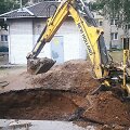 Po vandentiekio avarijos Jonavoje atsivėrė smegduobė 