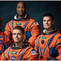 &bdquo;Artemis II&ldquo; įgula: kairėje Christina Koch, gale Victor Glover (pilotas), priekyje Reid Wiseman, de&scaron;inėje Jeremy Hansen