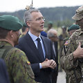 NATO generalinis sekretorius Jensas Stoltenbergas su JAV ir Lietuvos kariais