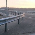 Norint i&scaron;važiuoti į kelią, dėl naujų tilto atitvarų nesimato parvažiuojančių ma&scaron;inų