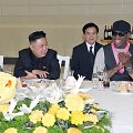 &Scaron;iaurės Korėjos lyderis Kim Jong Unas su žmona Ri Sol-Ju ir krep&scaron;ininku Dennisu Rodmanu (de&scaron;inėje)