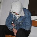 Į teismą vedami sulaikyti jaunuoliai