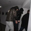 Į teismą vedami sulaikyti jaunuoliai