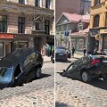 Rygoje į gatvėję atsivėrusią smegduobę įkrito du automobiliai