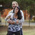 Jessica Falkholt (kairėje) seriale &bdquo;Be namų negerai&ldquo;