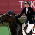 Annika Schleu pirmavo penkiakovės varžybose, bet jos viltys dužo ant žirgo.