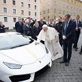 Popiežiaus Pranci&scaron;kaus &bdquo;Lamborghini&ldquo; buvo parduotas labdaros tikslais