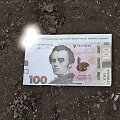 Rusai i&scaron; dronų mėto &bdquo;banknotus&ldquo; Ukrainoje